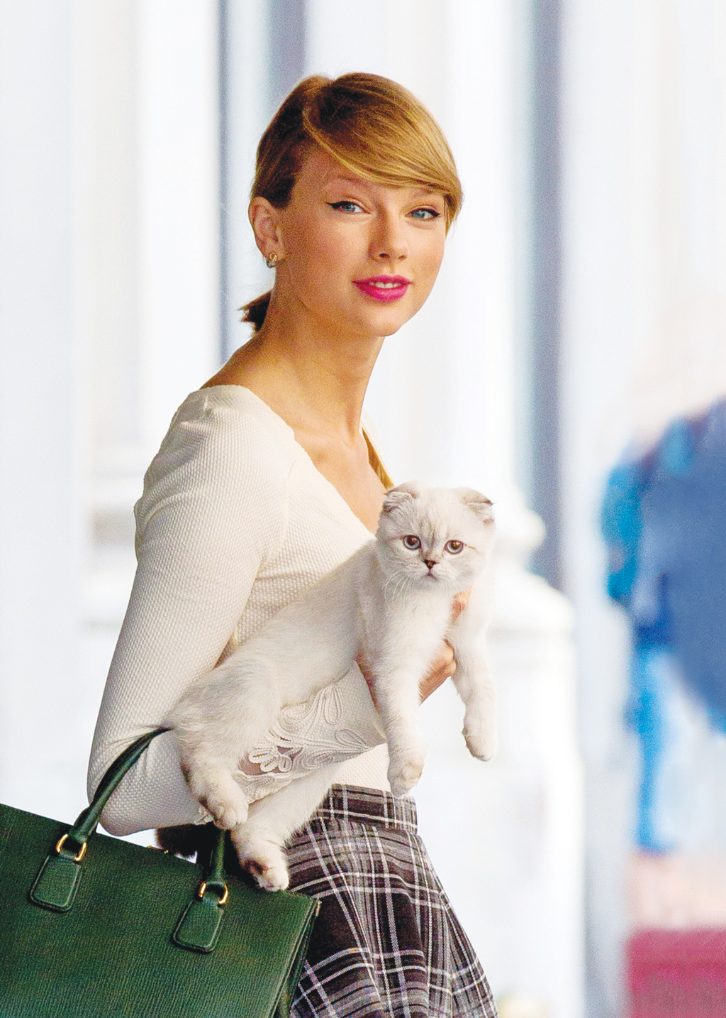 Taylor Swift carrying Olivia Benson in New York City